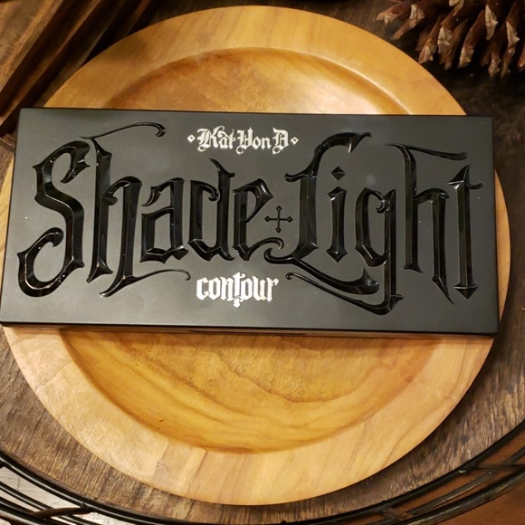 SOLD🎉🥳 Von D Shade + Light Cream Contour Palette - Picture 2 of 5